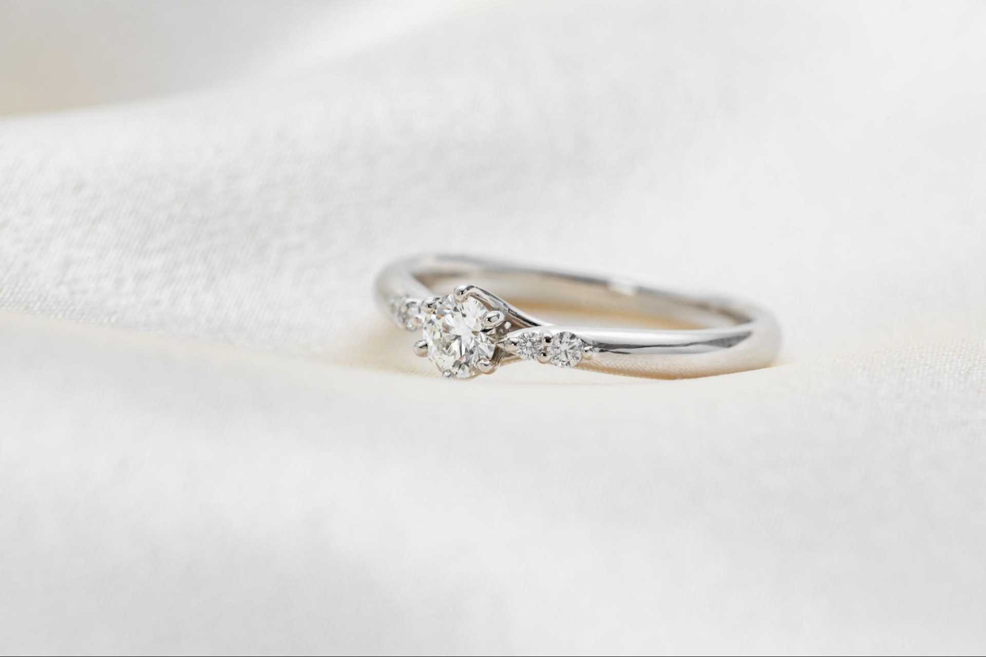 婚約指輪はリメイクで普段使いできる！メリットや注意点を詳しく解説